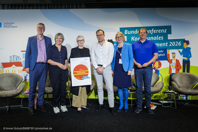 Das Bild zeigt Vertreter:innen des BMBFSFJ, der Länder und der kommunalen Spitzenverbände mit der Erklärung.