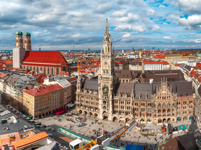 Das Bild zeigt Marienplatz, Rathaus und Frauenkirche der Stadt München
